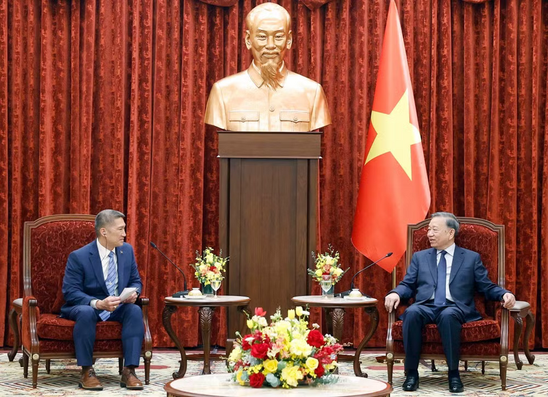 Tổng Bí thư, Chủ tịch nước Tô Lâm tiếp Quyền Bộ trưởng Bộ Hải quân Hoa Kỳ Hùng Cao. Ảnh: TTXVN.