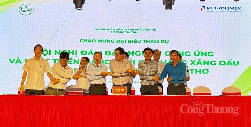 Công ty TNHH MTV Petrolimex Cần Thơ đã ký kết biên bản ghi nhớ phối hợp với UBND các xã, phường nhằm tăng cường kết nối. Ảnh: Khánh Ngọc