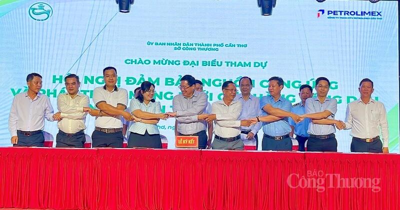 Công ty TNHH MTV Petrolimex Cần Thơ đã ký kết biên bản ghi nhớ phối hợp với UBND các xã, phường nhằm tăng cường kết nối. Ảnh: Khánh Ngọc