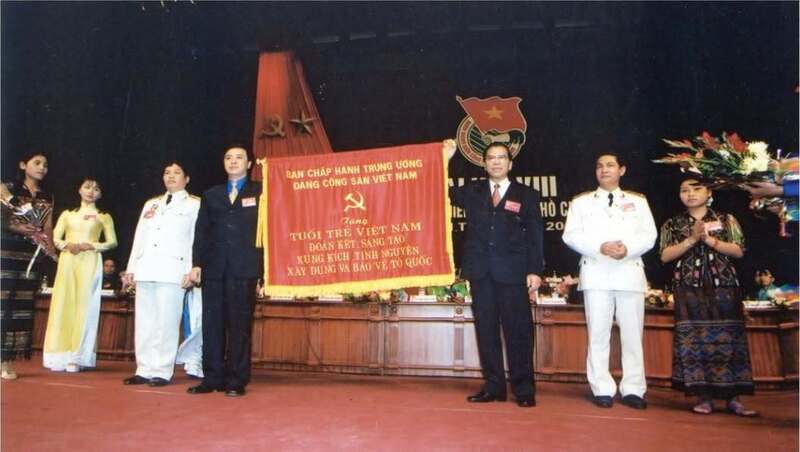 Đại hội Đoàn toàn quốc lần thứ VIII (từ ngày 8 - 11/12/2002). Tổng Bí thư Nông Đức Mạnh trao bức trướng cho Đoàn TNCS Hồ Chí Minh tại Đại hội. Ảnh: Hội Liên hiệp Thanh niên Việt Nam.