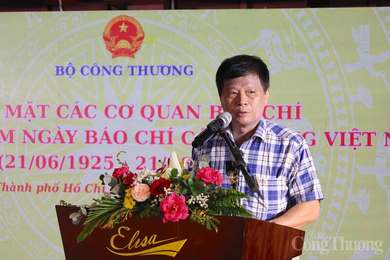 Nhà báo Trần Trọng Dũng, Phó Chủ tịch Hội Nhà báo Việt Nam phụ trách khu vực phía Nam phát biểu tại buổi gặp mặt.