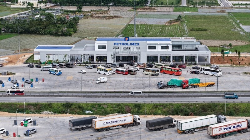 Cặp trạm dừng nghỉ Petrolimex Thanh Hóa thu hút đông đảo hành khách và phương tiện sử dụng dịch vụ.