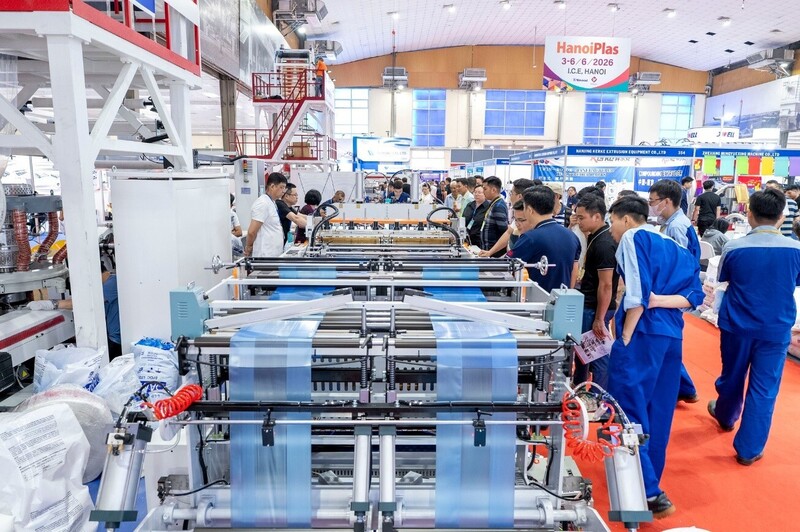 HanoiPlas 2025 thu hút hơn 8.400 lượt khách tham quan trong bốn ngày triển lãm. Ảnh Hải Yến