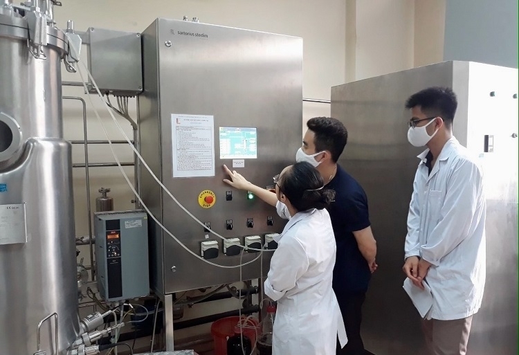Hoạt động nghiên cứu công nghệ sinh học. Ảnh: Quỳnh Nga