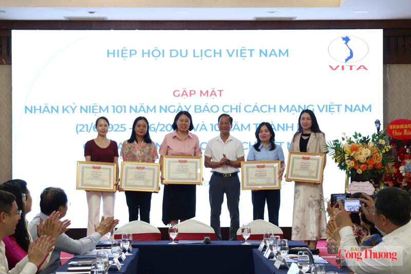 Đại diện Hiệp hội Du lịch Việt Nam trao bằng khen của Hiệp hội đối với tập thể và một số hội viên của Câu lạc bộ Nhà báo Du lịch Việt Nam. Ảnh: Bảo Thoa