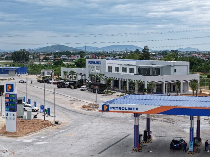 Cửa hàng xăng dầu, trạm sạc xe điện, nhà dịch vụ và các tiện ích được đầu tư đồng bộ tại Cặp trạm dừng nghỉ Petrolimex Thanh Hóa.