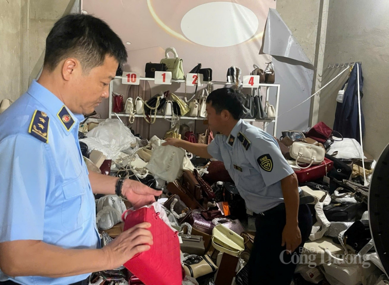 Đội QLTT số 7- Chi cục QLTT Quảng Trị kiểm tra, xử lý vi phạm tại một cơ sở kinh doanh