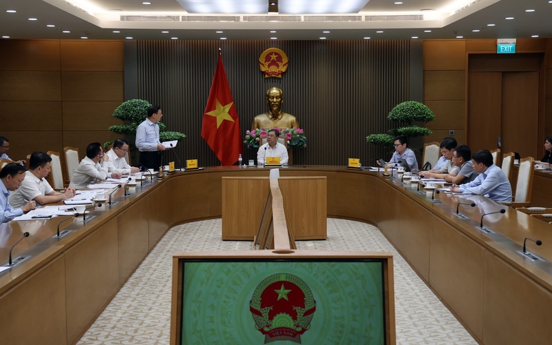 Phó Thủ tướng Thường trực Phạm Gia Túc nghe báo cáo tại cuộc họp - Ảnh: VGP/Phương Nguyên