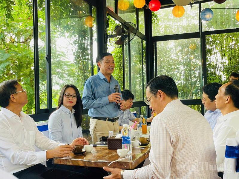 Ông Lê Trọng Yên, Phó Chủ tịch Thường trực UBND tỉnh Lâm Đồng (đứng), trao đổi với các doanh nghiệp tại chương trình “Cà phê doanh nhân” đầu tháng 6/2026. Ảnh: Lê Sơn