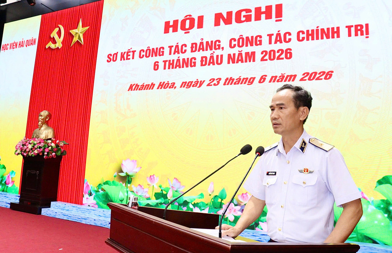 Chuẩn đô đốc Nguyễn Hữu Thoan, Chính ủy Học viện Hải quân phát biểu tại hội nghị.