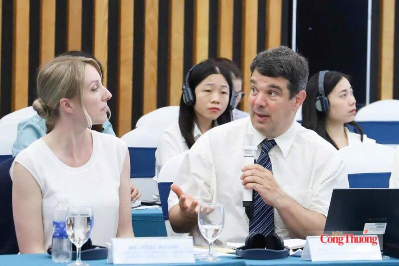 Ông Luc Corbeil, Vụ trưởng Vụ Dịch vụ và Dự báo, Bộ Môi trường và Biến đổi khí hậu Canada và bà Jesse Wagar, đại diện Cơ quan Khí tượng Canada chia sẻ tại hội nghị.