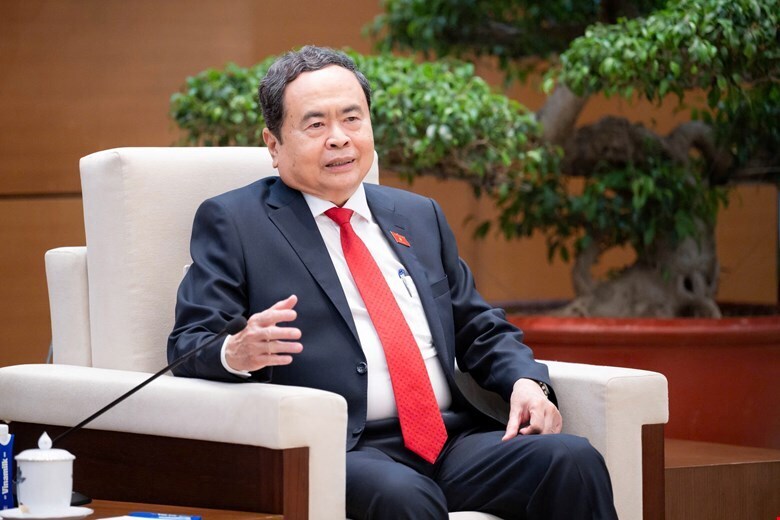 Chủ tịch Quốc hội chúc mừng Đại sứ Saadi Salama đã hoàn thành xuất sắc nhiệm kỳ Đại sứ Nhà nước Palestine tại Việt Nam.