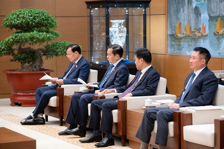 Các đại biểu tham dự cuộc tiếp.