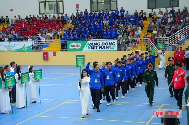 30 đoàn thể thao học sinh trên cả nước quy tụ tại buổi lễ khai mạc . Ảnh: DN