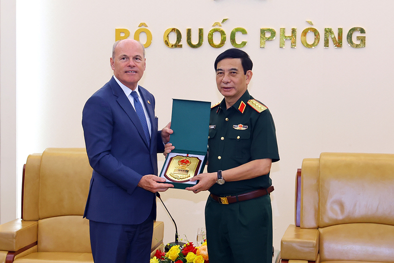 Đại tướng Phan Văn Giang, Ủy viên Bộ Chính trị, Phó Thủ tướng Chính phủ, Bộ trưởng Bộ Quốc phòng và Đại sứ Đặc mệnh toàn quyền Canada tại Việt Nam James Nickel tại buổi tiếp - Ảnh: VGP/Nguyễn Hoàng