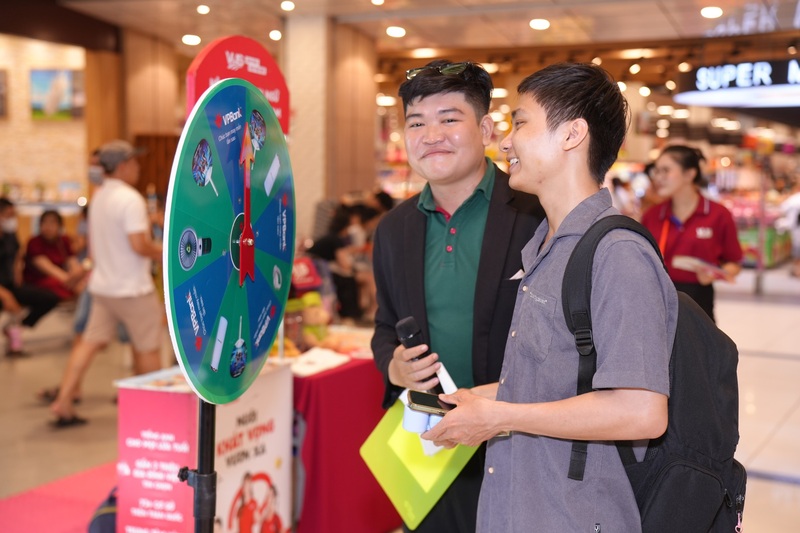 Nhân viên VPBank hướng dẫn khách hàng đăng ký mở thẻ. Ảnh VPBank