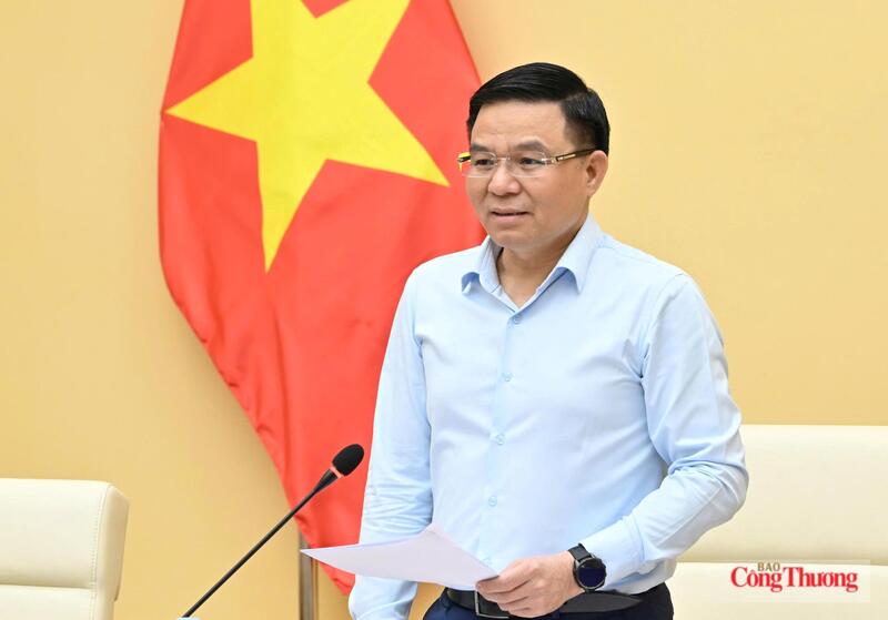 Bộ trưởng Bộ Công Thương Lê Mạnh Hùng chủ trì cuộc họp.