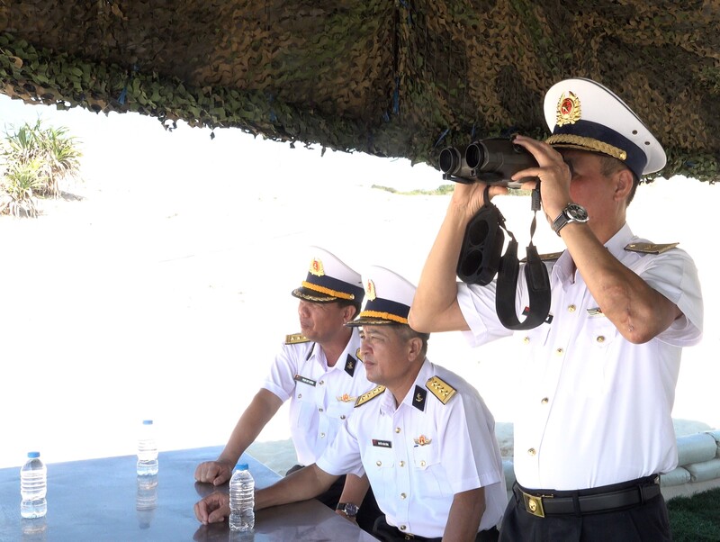 Chuẩn Đô đốc Nguyễn Anh Tuấn kiểm tra hoạt động ghi hình và công tác bảo đảm an toàn tại thao trường Lữ đoàn 101.