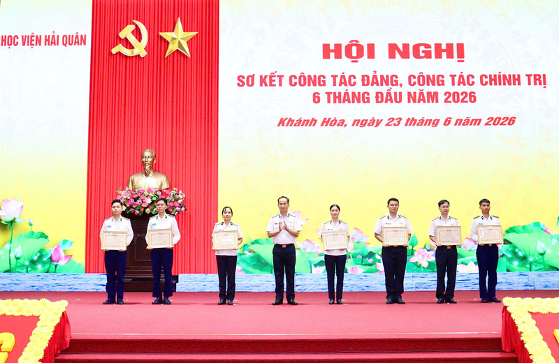 Lãnh đạo Học viện Hải quân trao thưởng danh hiệu Chiến sĩ thi đua toàn quân