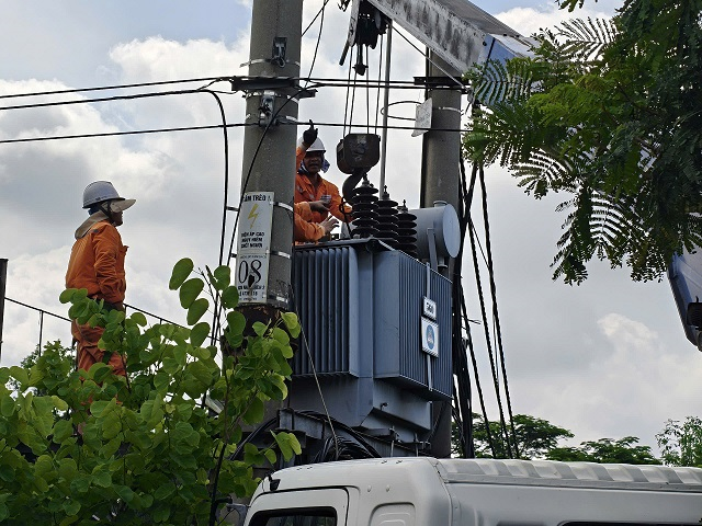 Đóng điện đưa vào vận hành các trạm biến áp chống quá tải nhằm nâng cao độ tin cậy cung cấp điện