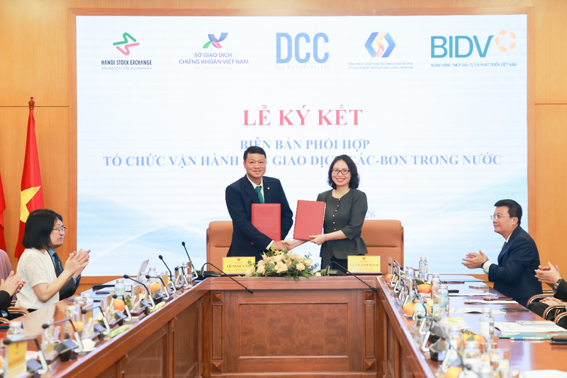 Tổng Giám đốc BIDV Lê Ngọc Lâm và Tổng Giám đốc VSDC Tạ Thanh Bình đại diện 2 đơn vị ký kết Biên bản phối hợp.