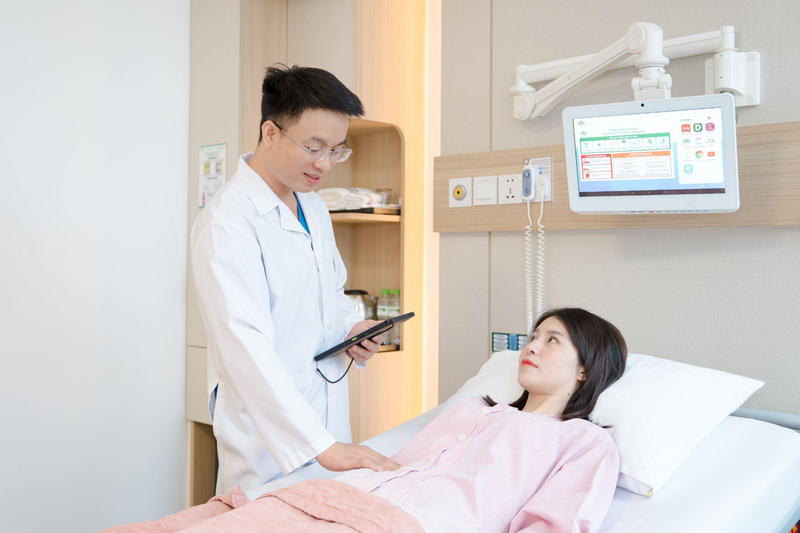 Sau phẫu thuật, người bệnh tiếp tục được bác sĩ theo dõi quá trình hồi phục và hướng dẫn chăm sóc sức khỏe sau xuất viện