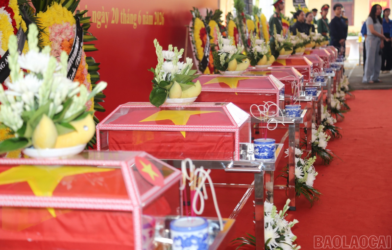 9 hài cốt liệt sĩ hy sinh trong chiến tranh bảo vệ biên giới phía Bắc được tìm kiếm, quy tập trong quá trình thực hiện “Chiến dịch 500 ngày đêm đẩy mạnh thực hiện tìm kiếm, quy tập và xác định danh tính hài cốt liệt sĩ". Ảnh: Báo Lào Cai