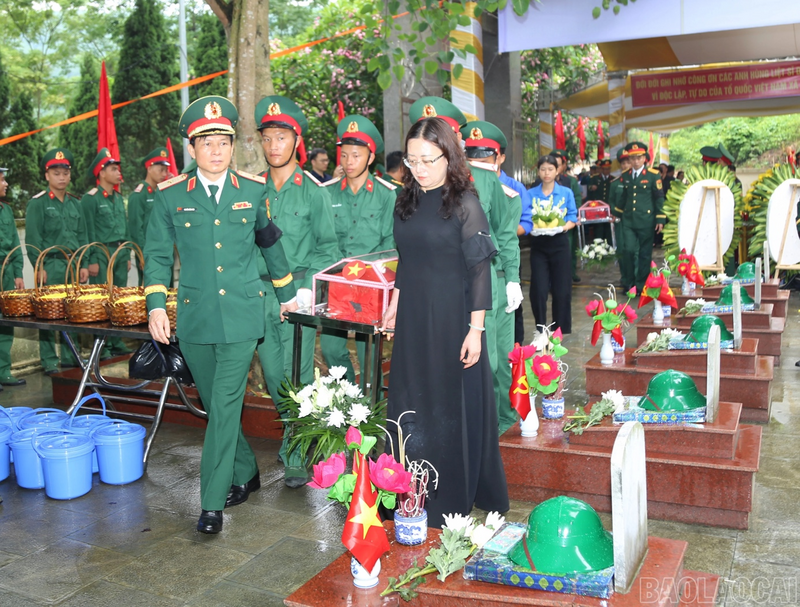 Thiếu tướng Nguyễn Hồng Thái - Phó Chính ủy Quân khu 2 và đồng chí Giàng Thị Dung - Phó Bí thư Tỉnh ủy Lào Cai tiễn đưa liệt sĩ về với đất mẹ. Ảnh: Báo Lào Cai
