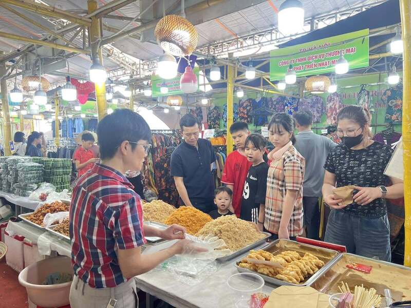 Người dân tỉnh Thái Nguyên tham quan, mua sắm tại Hội chợ triển lãm Công Thương - OCOP Thái Nguyên 2026 (diễn ra hồi cuối tháng 4/2026). Ảnh: T.N