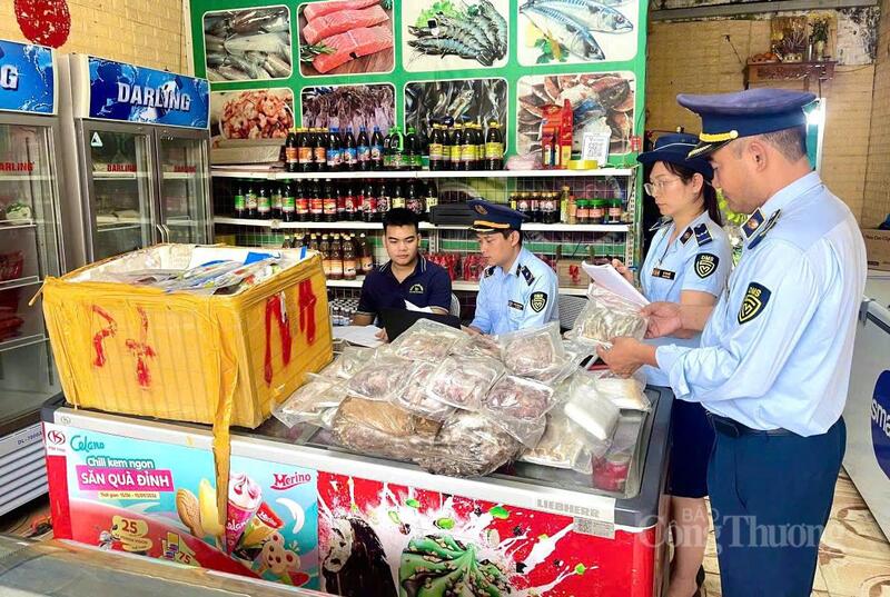 Đội Quản lý thị trường số 7 xử phạt vi phạm hành chính đối với Công ty TNHH Thương mại và Dịch vụ T.H.F với số tiền 24 triệu đồng về hành vi kinh doanh thực phẩm không rõ nguồn gốc, xuất xứ. Ảnh: Quốc Anh