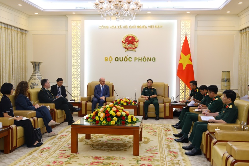 Đại tướng Phan Văn Giang đề nghị Đại sứ James Nickel tiếp tục quan tâm, tạo điều kiện để Bộ Quốc phòng hai nước phối hợp triển khai các hoạt động hợp tác quốc phòng đã được thống nhất - Ảnh: VGP/Nguyễn Hoàng