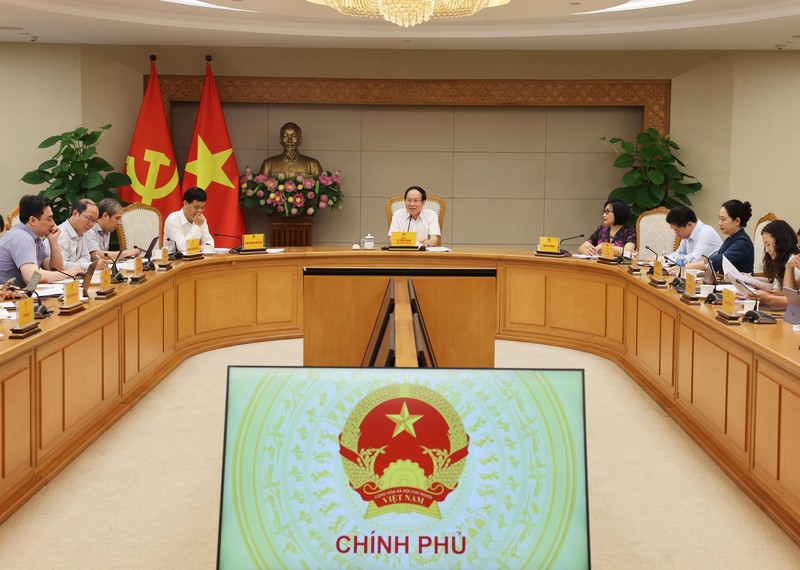 Phó Thủ tướng: Hệ thống cần đơn giản, linh hoạt, liên thông với các phần mềm hiện có và nghiên cứu ứng dụng AI để hỗ trợ chấm điểm - Ảnh: VGP/Thu Sa