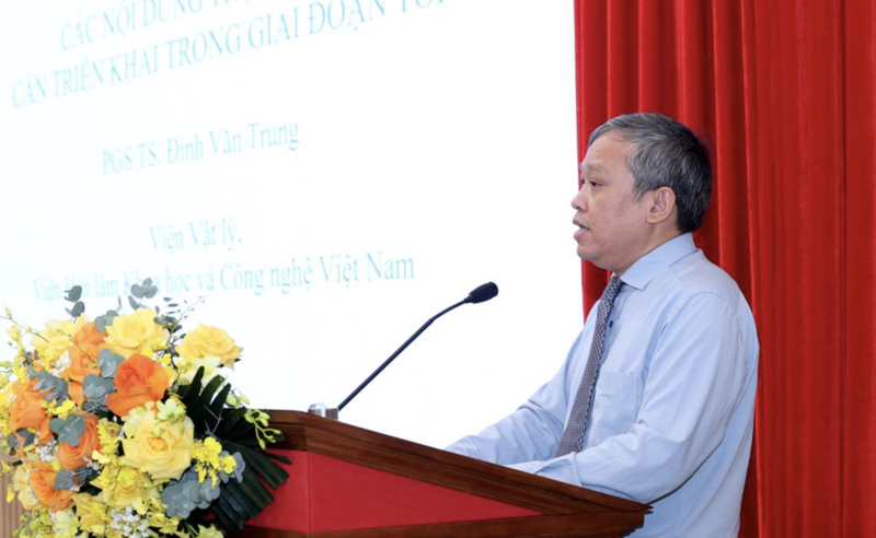 PGS.TS Đinh Văn Trung - Viện trưởng Viện Vật lý, Viện Hàn lâm Khoa học và Công nghệ Việt Nam trình bày tham luận tại hội thảo. Ảnh: HCMA