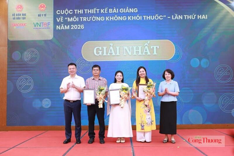 Ban Tổ chức trao giải cho các tác giả đoạt giải Nhất.