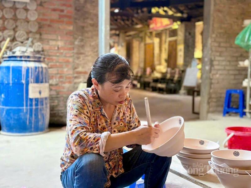 Mỗi người thợ phụ trách một công đoạn riêng trong quy trình sản xuất gốm. Ảnh: Nhật Chi