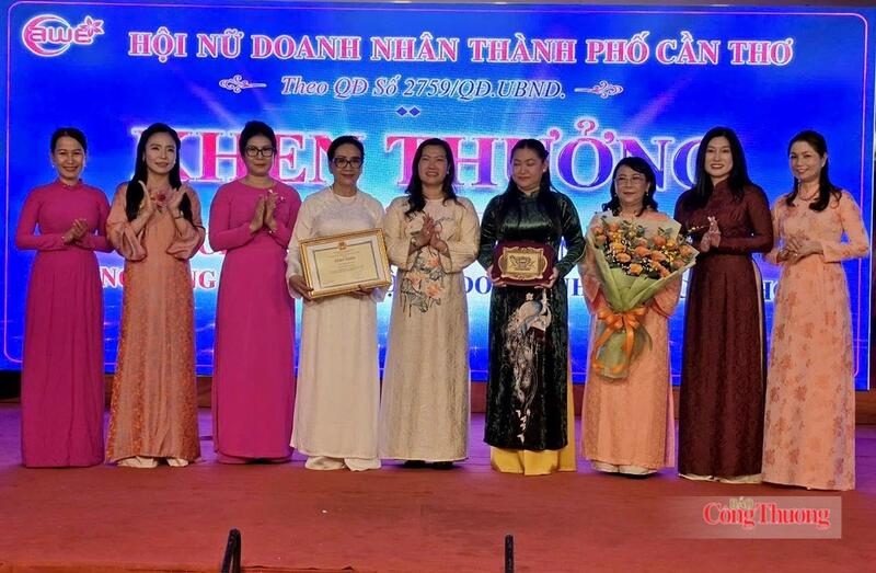Bà Nguyễn Thị Ngọc Điệp - Phó Chủ tịch UBND TP. Cần Thơ, tặng bằng khen Hội Nữ Doanh nhân TP. Cần Thơ.