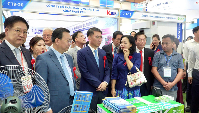 Bà Nguyễn Thị Lâm Giang, Cục trưởng Cục ĐCK giới thiệu không gian trưng bày Gian hàng xanh. Ảnh: ĐCK