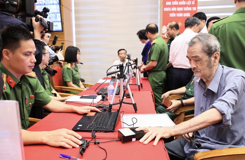 Hoạt động thu nhận mẫu sinh phẩm ADN cho thân nhân liệt sĩ chưa xác định thông tin - Ảnh: VGP/Thu Giang