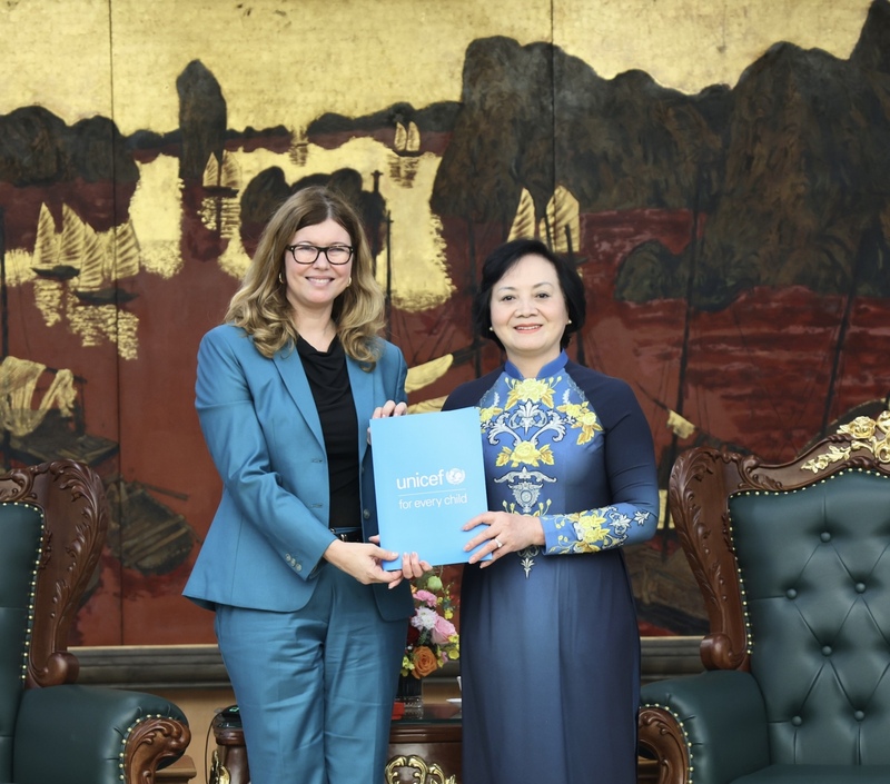 Bà Silvia Danailov tặng hồ sơ tài liệu nghiên cứu của UNICEF cho Phó Thủ tướng Phạm Thị Thanh Trà - Ảnh: VGP/Thu Giang