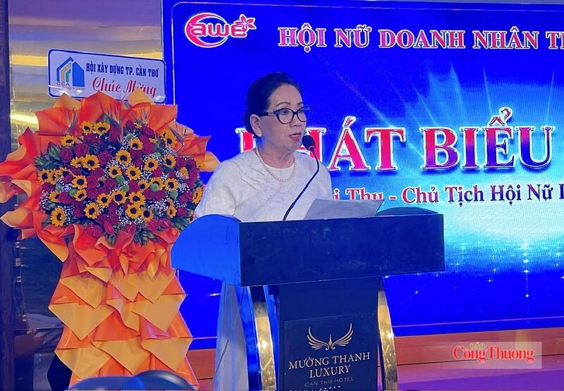 Bà Tạ Thị Thu - Chủ tịch Hội Nữ Doanh nhân TP. Cần Thơ, phát biểu tại Gala.