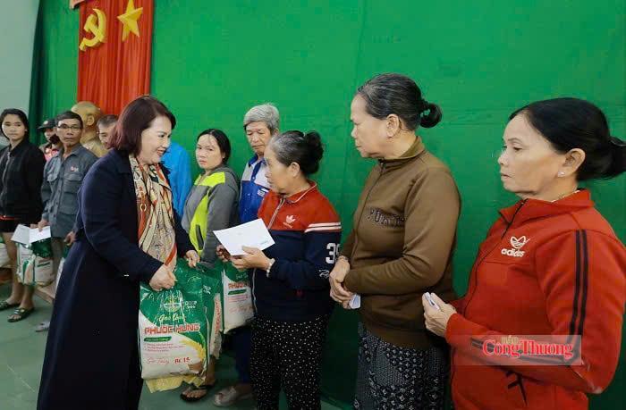 B&agrave; Đồng Thị &Aacute;nh, Chủ tịch Hội Nữ doanh nh&acirc;n tỉnh Gia Lai trao qu&agrave; cho người d&acirc;n v&ugrave;ng thi&ecirc;n tai. Ảnh: NVCC