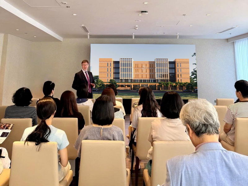 Phụ huynh cũng sẽ có cơ hội gặp gỡ thầy Kieran McLaughlin, Hiệu trưởng sáng lập của King’s College Wimbledon TP.HCM, để tìm hiểu về tầm nhìn giáo dục, chương trình học và những định hướng phát triển của nhà trường trong những năm đầu tiên.