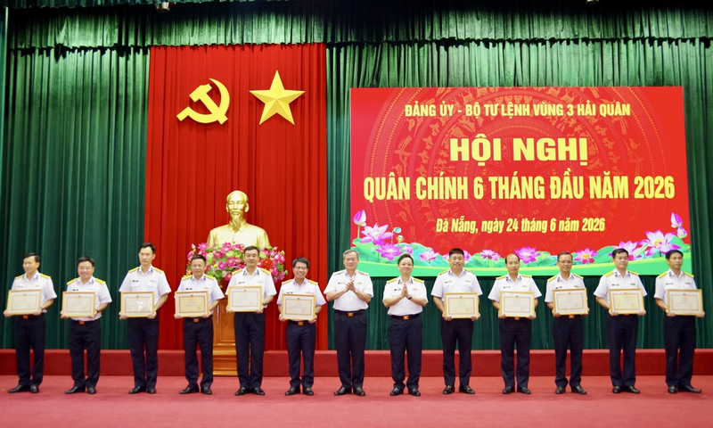 Thủ trưởng Bộ Tư lệnh Vùng trao thưởng cho các tập thể, cá nhân trong phong trào thi đua Quyết thắng 6 tháng đầu năm 2026. Ảnh: HQVN