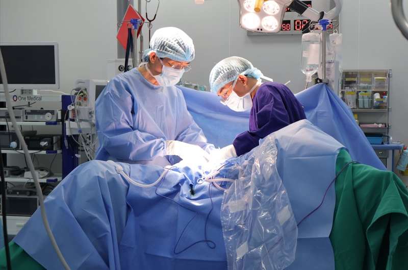 Sau hơn nửa năm chuẩn bị với sự theo dõi sát sao của các bác sĩ Vinmec, bệnh nhân chính thức bước vào ca phẫu thuật quyết định