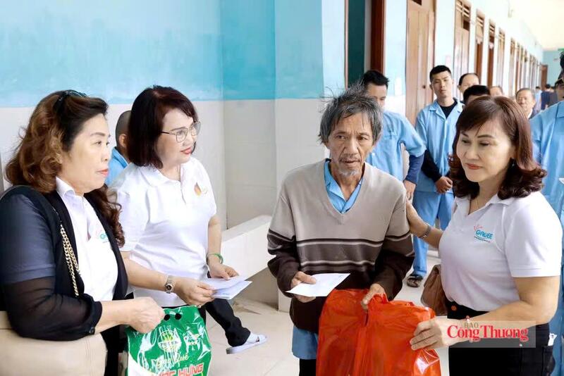 Kh&ocirc;ng chỉ được biết đến với vai tr&ograve; doanh nh&acirc;n, b&agrave; Đồng Thị &Aacute;nh c&ograve;n l&agrave; gương mặt quen thuộc trong c&aacute;c hoạt động cộng đồng. Ảnh: NVCC