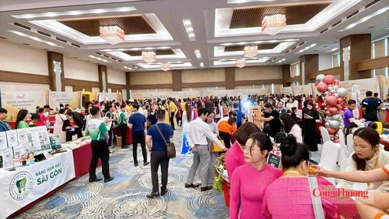 Sự kiện thu hút khoảng 300 hội viên, doanh nghiệp tham gia với gần 100 gian hàng trưng bày sản phẩm đặc trưng các sản phẩm OCOP.