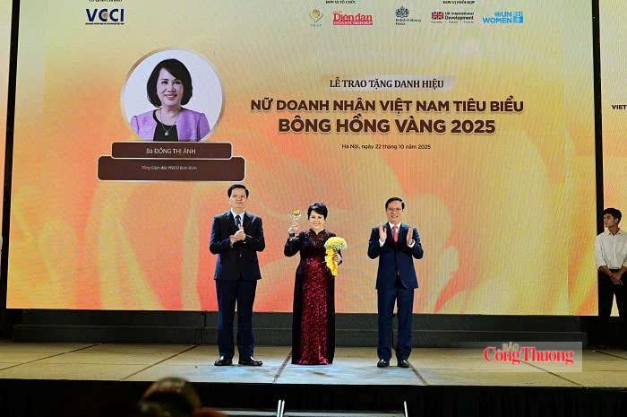 B&agrave; Đồng Thị &Aacute;nh được vinh danh trong Top 10 Nữ doanh nh&acirc;n ti&ecirc;u biểu xuất sắc Việt Nam - B&ocirc;ng Hồng V&agrave;ng năm 2025. Ảnh: NVCC