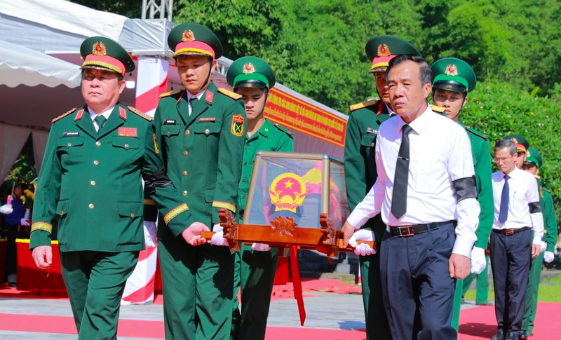 Vừa qua, tại Nghĩa trang Liệt sĩ Quốc tế Đồng Tâm, tỉnh Thanh Hóa đã long trọng tổ chức Lễ truy điệu và an táng 19 hài cốt liệt sĩ quân tình nguyện và chuyên gia Việt Nam hy sinh tại nước CHDCND Lào. Ảnh: Minh Hiếu
