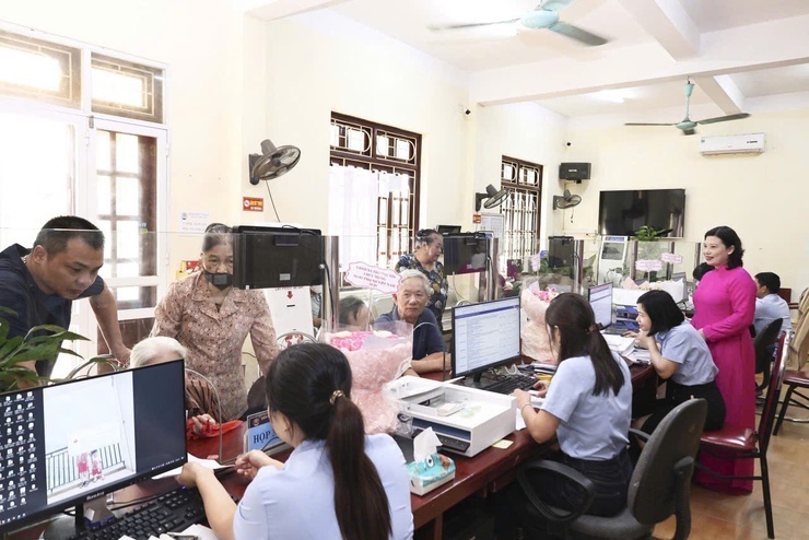 Việc đẩy mạnh chuyển đổi số lĩnh vực nội vụ với việc ứng dụng AI, dữ liệu lớn và sàn việc làm điện tử nhằm tạo thuận lợi cho người dân, doanh nghiệp. Ảnh minh họa