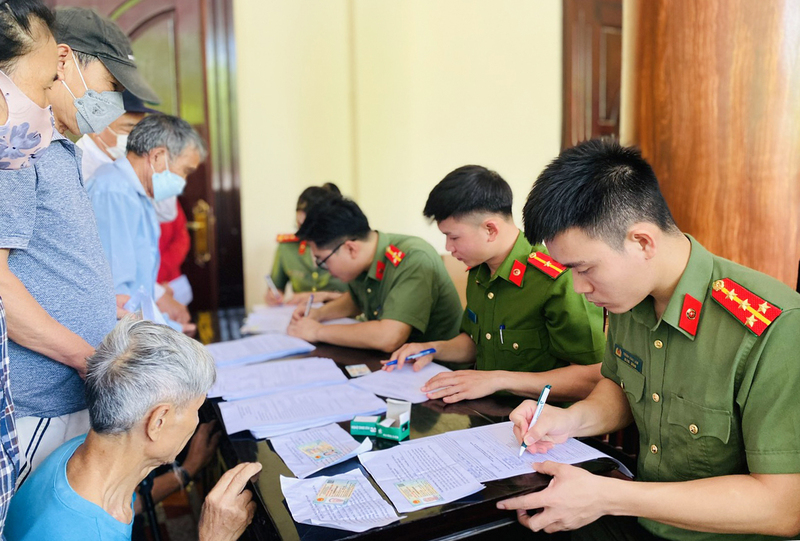 Lực lượng Công an Thanh Hoá bố trí đầy đủ bàn tiếp đón, trực tiếp hướng dẫn người dân kê khai giấy tờ thu nhận mẫu ADN. Ảnh: Quốc Anh